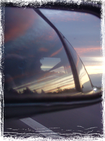 Mooie lucht in achteruitkijkspiegel van auto